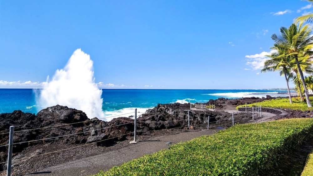 Oceanfront Penthouse With Sunset Views, A/C and Wraparound Lanai! - Vrkcv