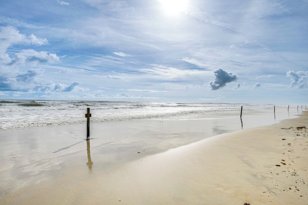 Steps to Ocean, Pool Access! Daytona Beach Gem