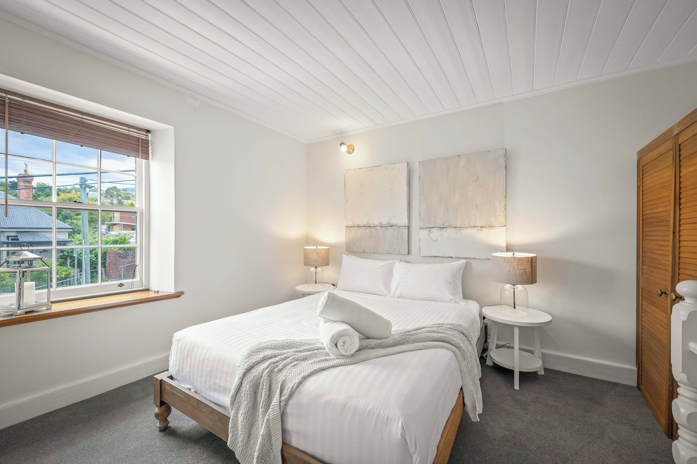 Stylish 3 Bedroom Townhouse - Hobart CBD