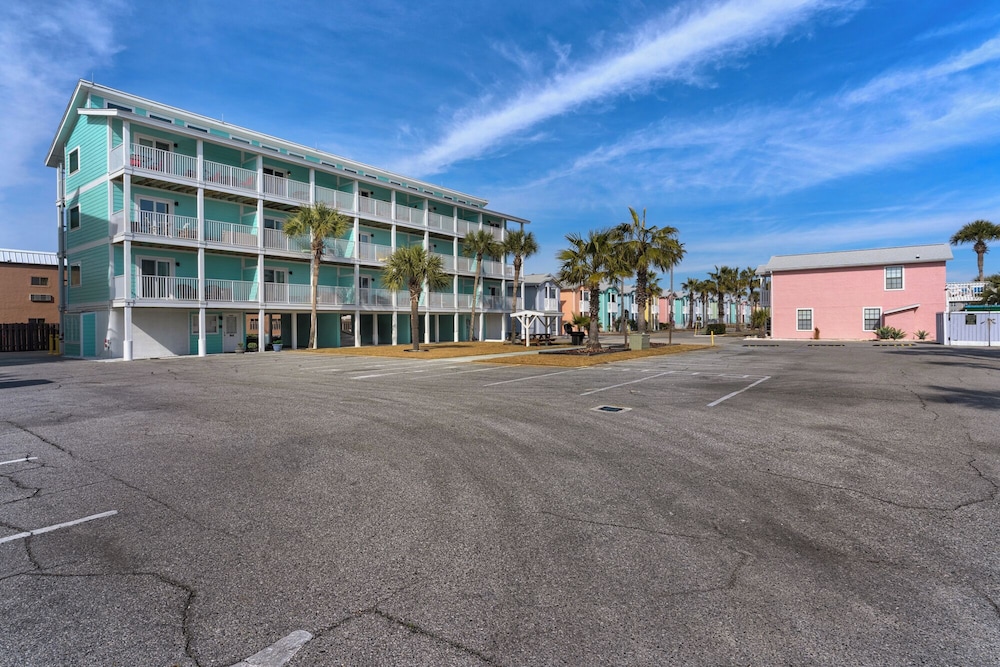Sand Castles West A4: Steps to Beach, Pools, Private Balcony & More!