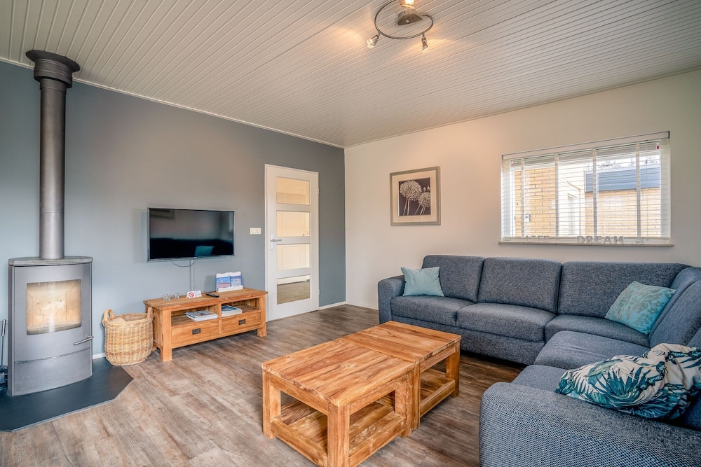 Modernly Furnished 6-person Bungalow in the Seaside Resort of De Koog