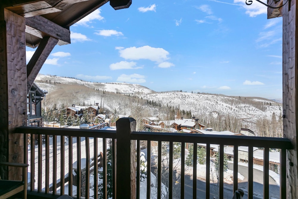 Grand Lodge - Four Bedroom #302 - Ski-in/ski-out 4 Condo