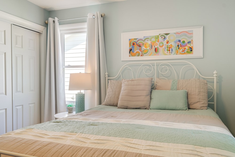 < 1 Mi to Colonial Beach: Coastal Gem w/ 2 Porches