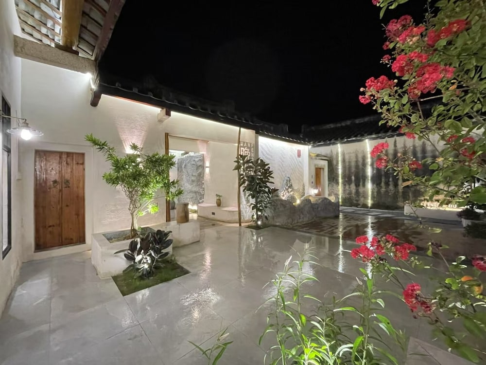 Serenity Courtyard Hotel