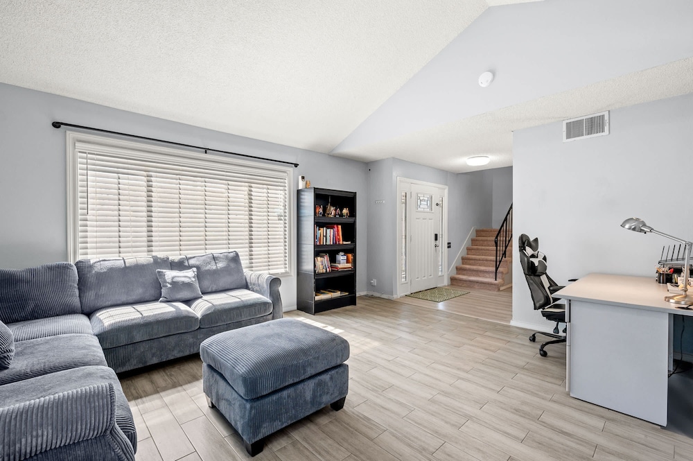 Near ONT Ontario Oasis Designer Home w Garden Park