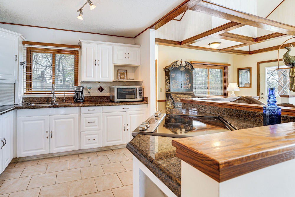 'love Lake Retreat w/ Hot Tub in New Richmond!