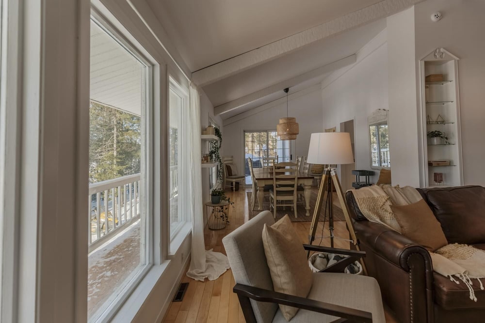 The Otter Lakehouse - Beautiful Cottage on the Lake With Lake Sports Included