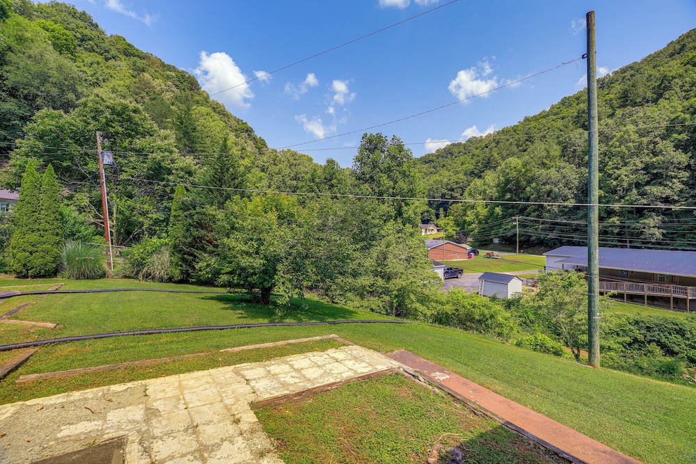 17 Mi to Coal Canyon Trail: Scenic Mtn-view Apt!