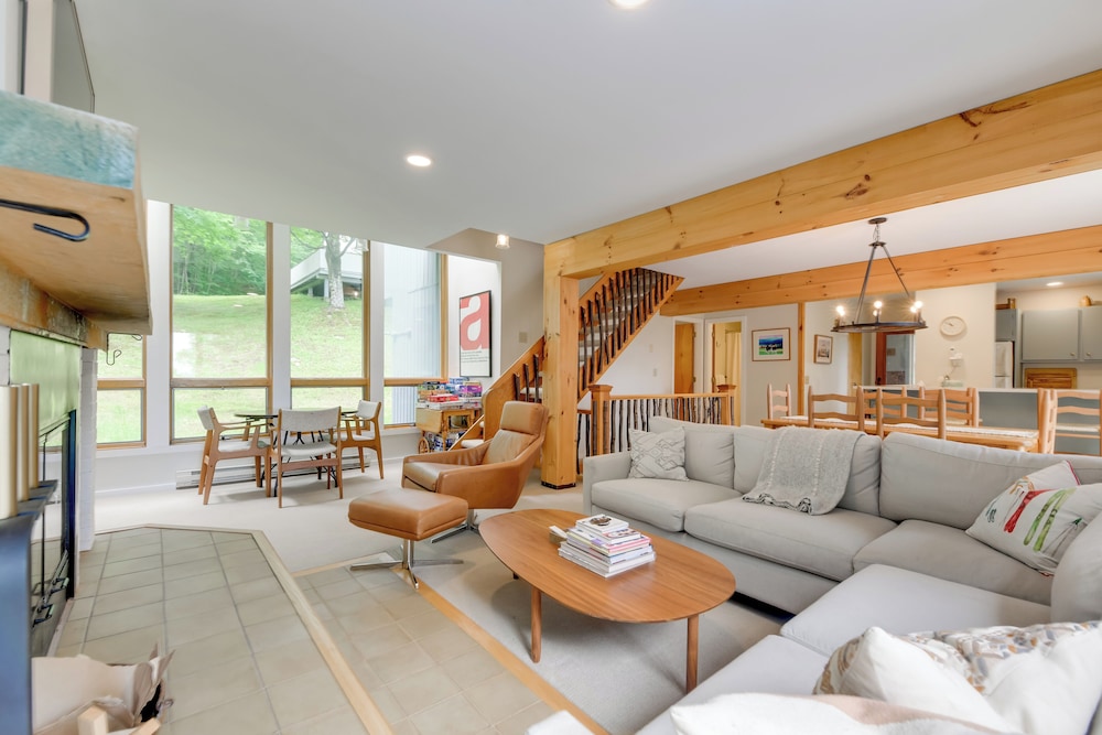 Ski-in/ski-out Sugarbush Retreat w/ Indoor Hot Tub