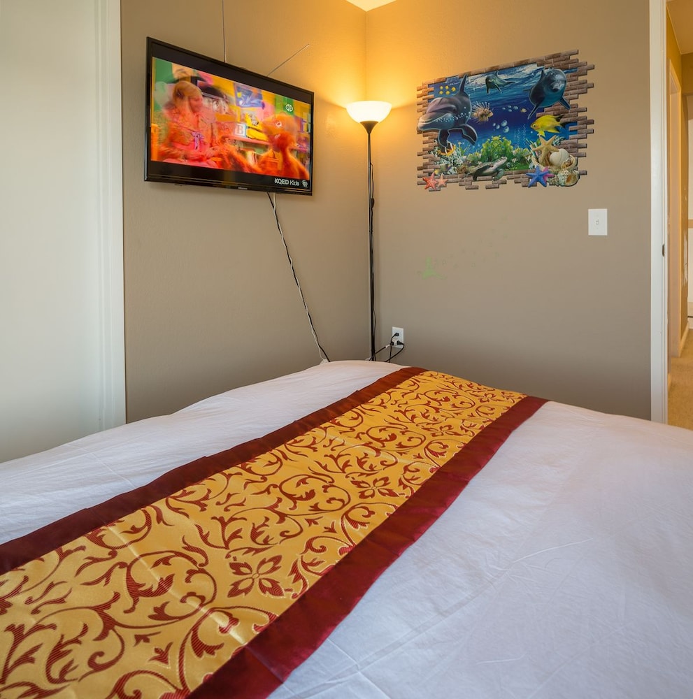 Newark Vacations - Sunny and Elegant Villa - Property Image 22