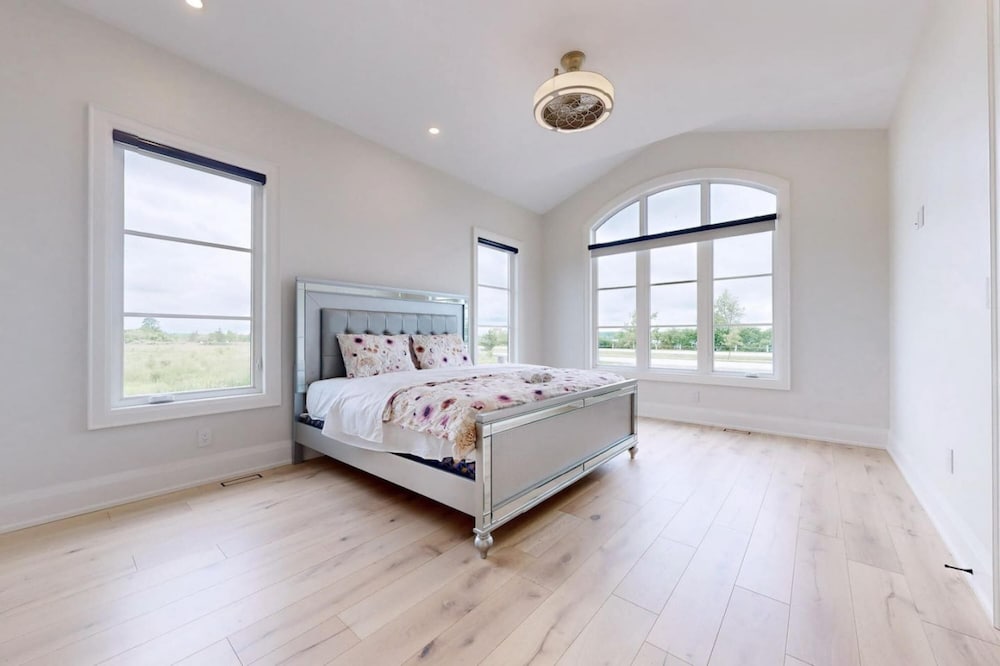 Lucky Mansion Luxury Villa in Fort Erie
