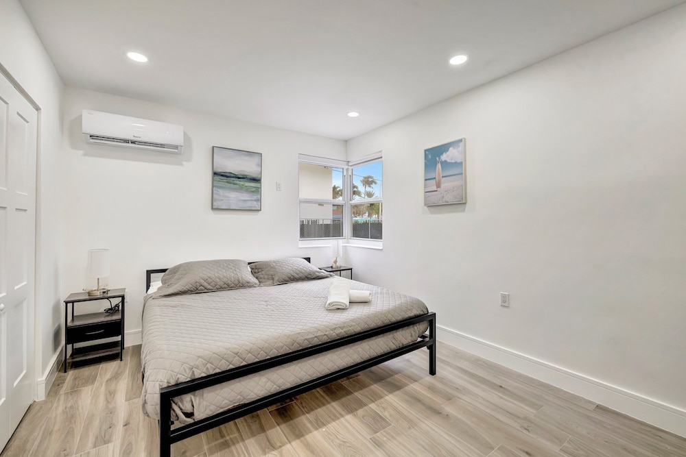 2BR 1BA off Las Olas Steps to Beach