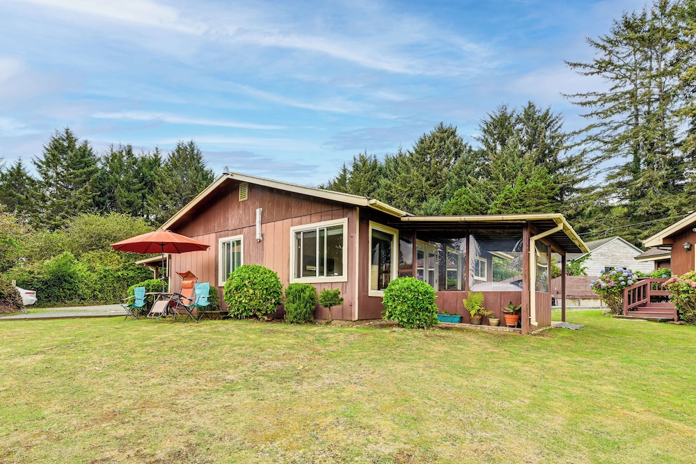Fish & Hike: Quiet Smith River Cabin Near Ocean!