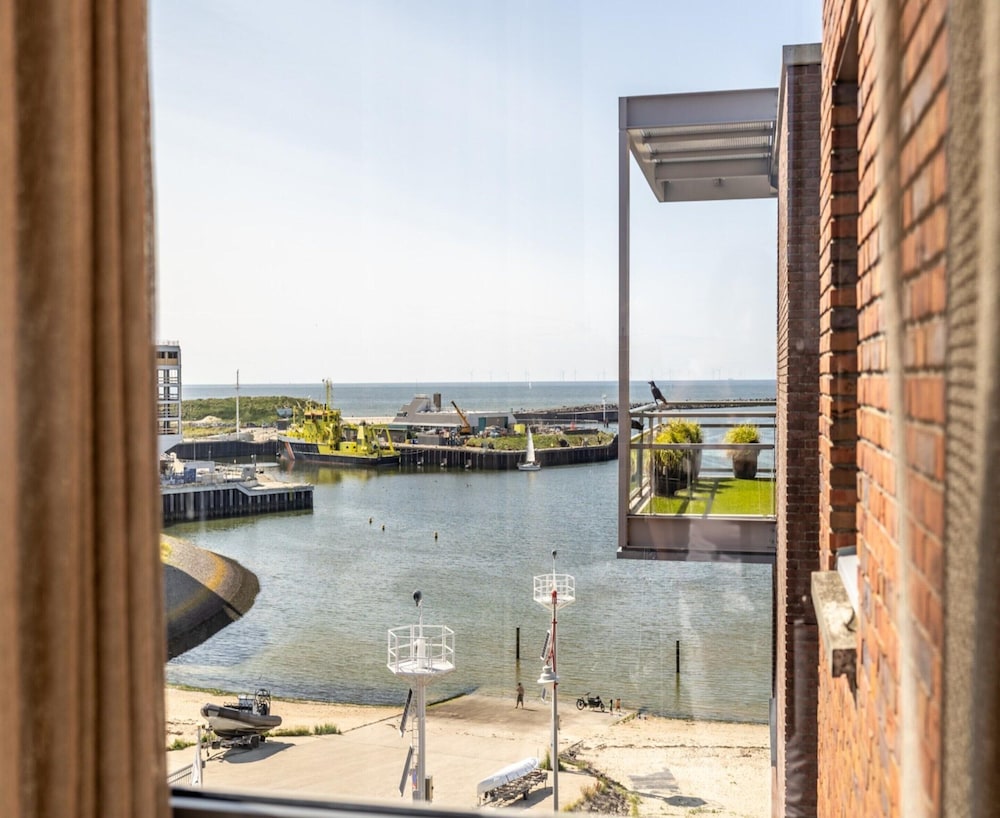 Harbor Retreat, Scheveningen