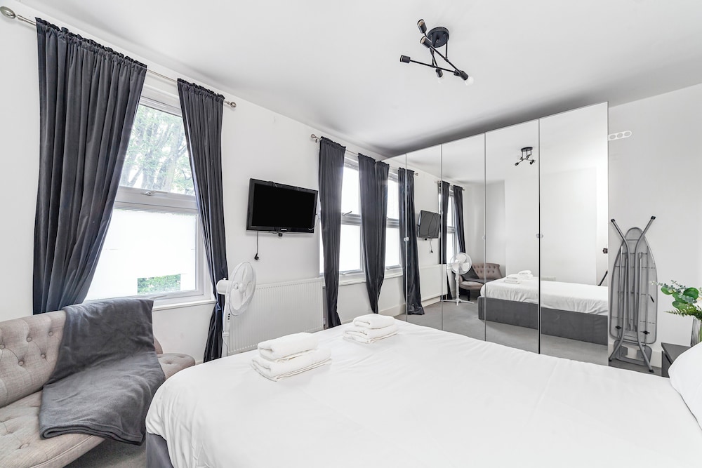Spacious & Chic 3bed House in London