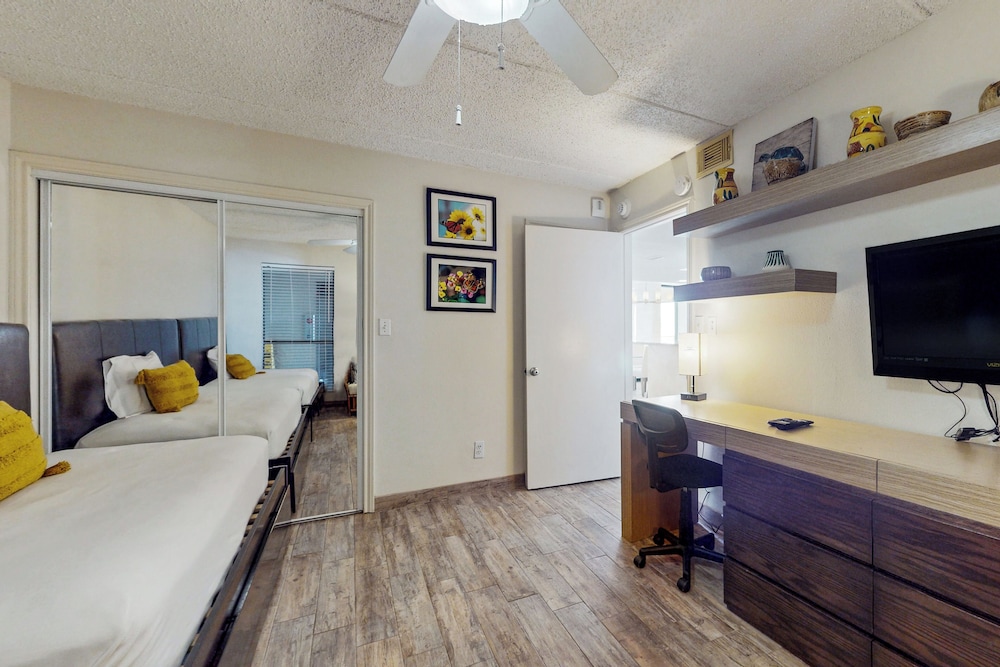 Gulf-view Corner 3BR w/ Balcony & Luxe Amenities