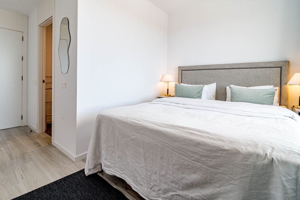 OV2 1B - Bright and Modern 3 Bedroom Apartment