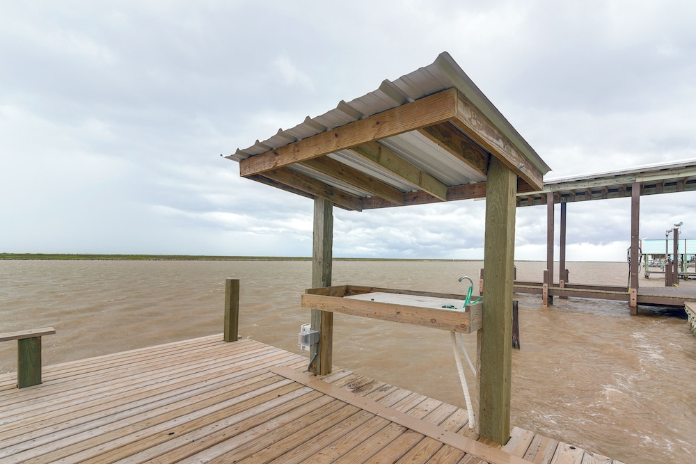 Seabreeze Retreat: Waterfront Home Near Sargent