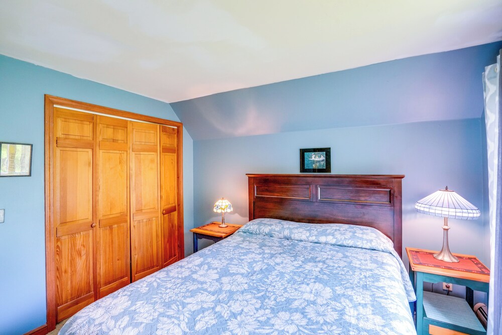 Game Room, Hot Tub! Year-round Dover Retreat
