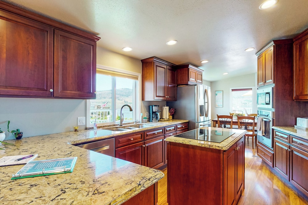 Paradise Point: Lakefront Escape w/ Views
