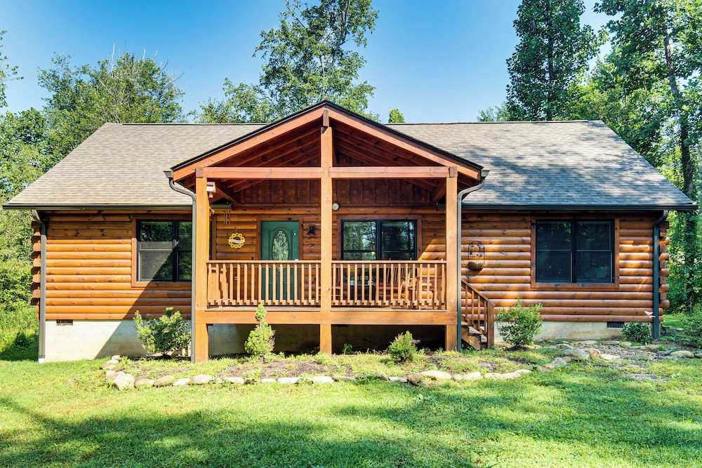 Secluded, Private! Forested Hendersonville Retreat