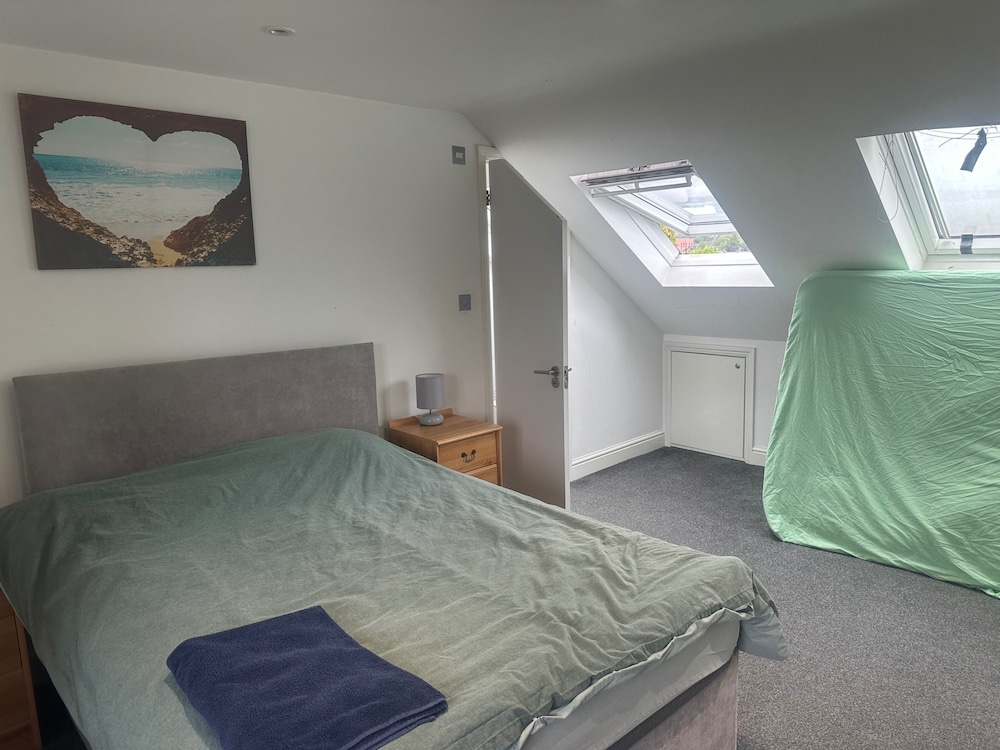 Southgate Home - Sleeps 12 - Parking - Central