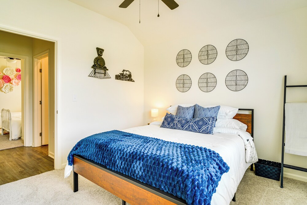 12 Mi to Avery Island: Spacious Family Home!