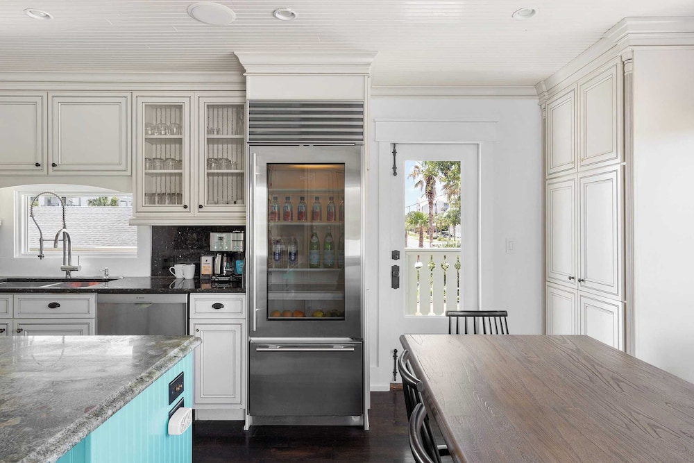 Luxe Villa Near Beach, Pool + Hottub, Chef's Kitchen Woodward Way by Avantstay