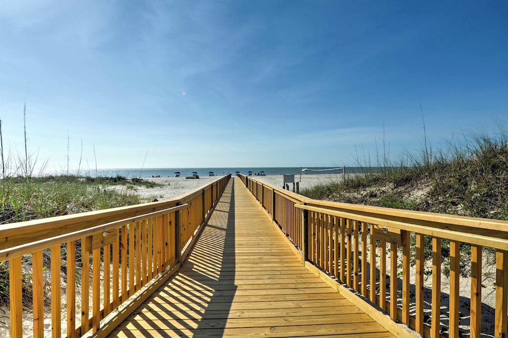 Pool, Tennis & Gym: Resort Condo in Hilton Head!