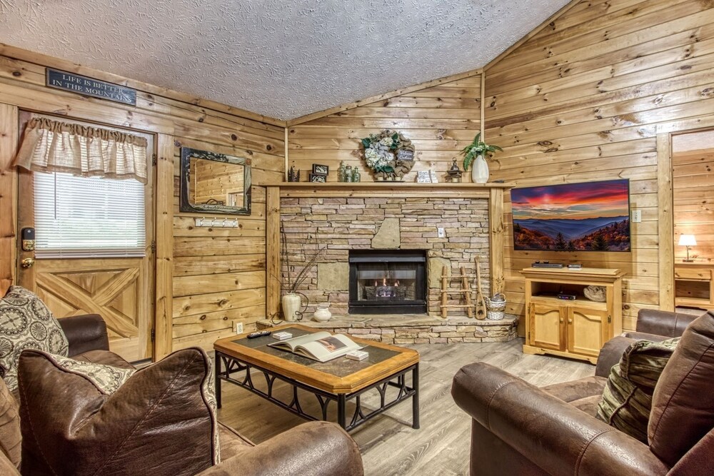 Er204 - Dream Catcher Great Location! - Close To Town! 2 Bedroom Cabin by RedAwning view 2