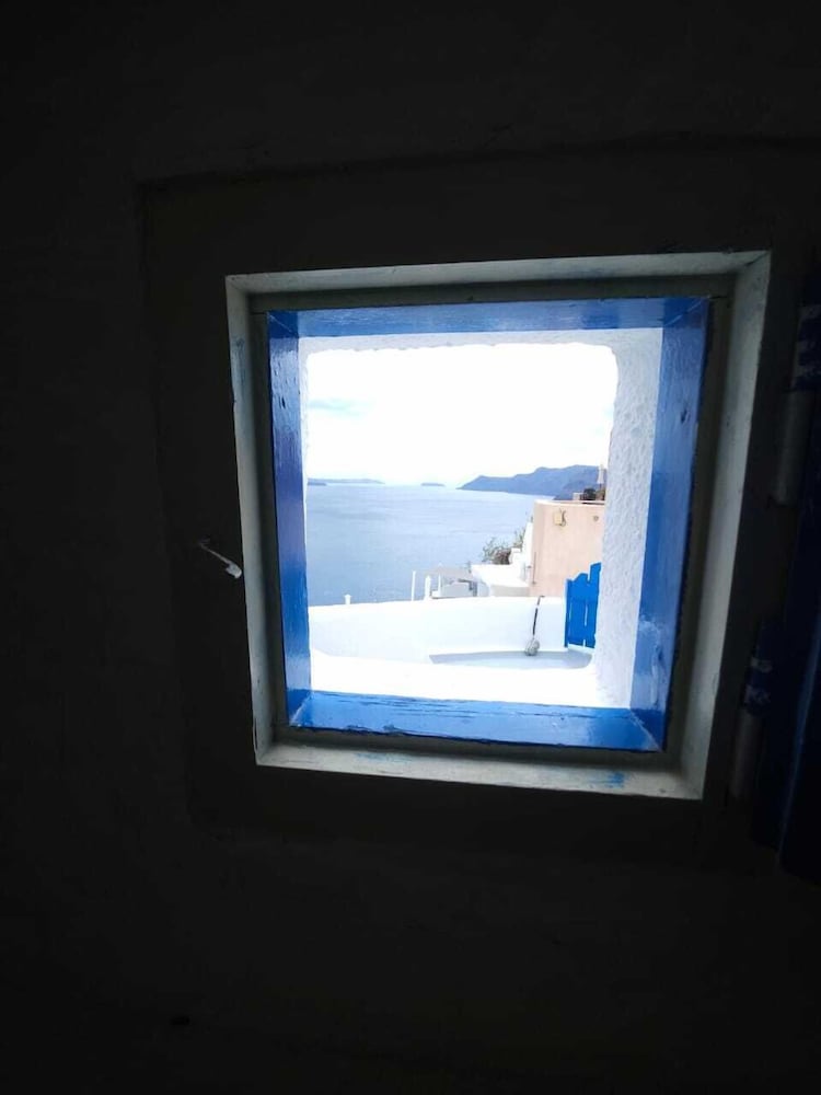 Phaos Oia Suites