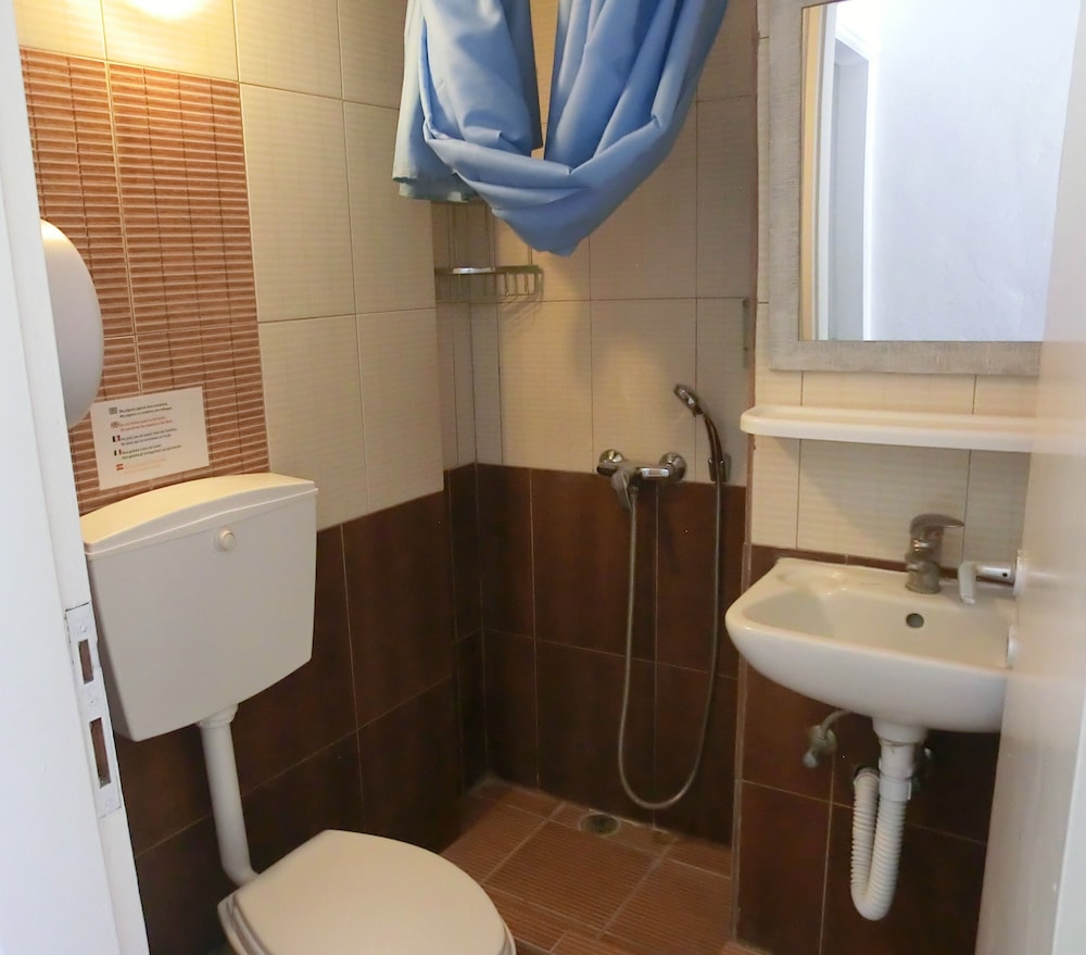 Santorini Camping & Hostel
