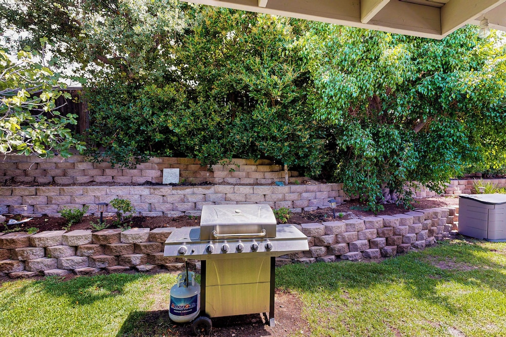 4BR Dog-friendly Home w/ Pool, Spa, Grill & A/C
