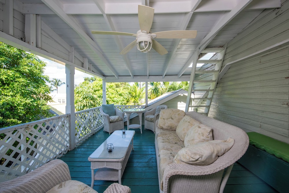 Island Serenity: Charming Watercolor Cottage Near Beach
