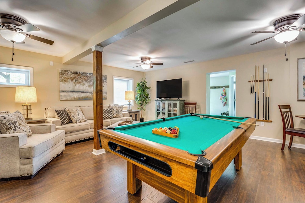 February Perks! Couples Getaway in Hayesville