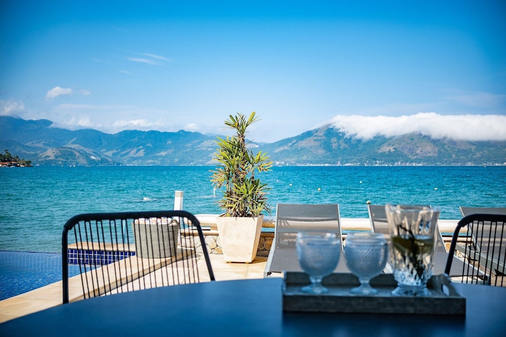 Angra - Mombaça | Mansão Espetacular Beira-Mar, 7 Suites - por Casapē Rio
