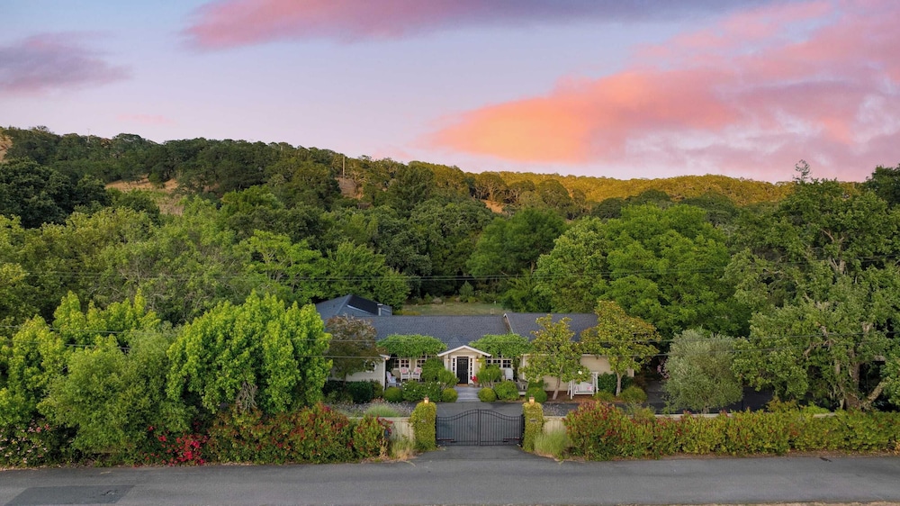 Glen Ellen Escape 5BR Retreat w/ Pool, Hot Tub, Hammocks & Vineyard Views