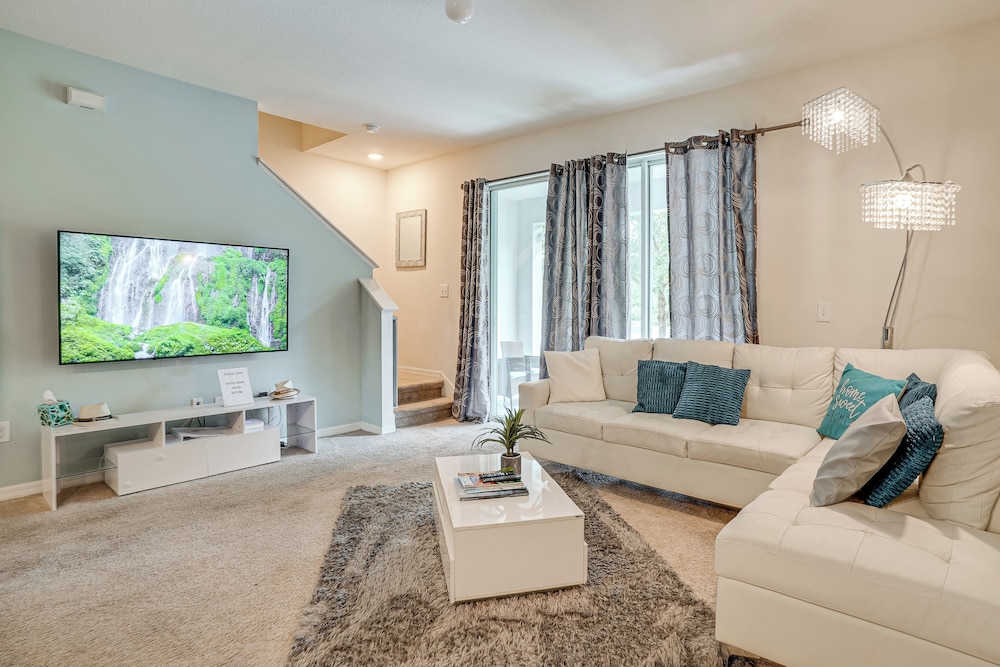 Modern Family Townhome w/ Patio in Riverview!