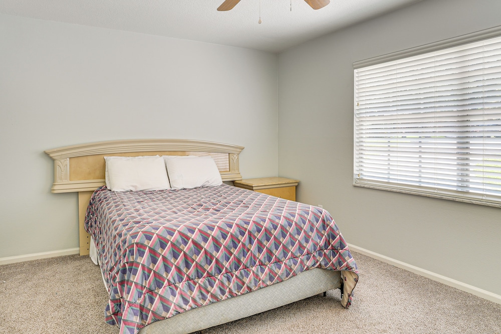Group Getaway w/ Deck & Yard in Lakeland!