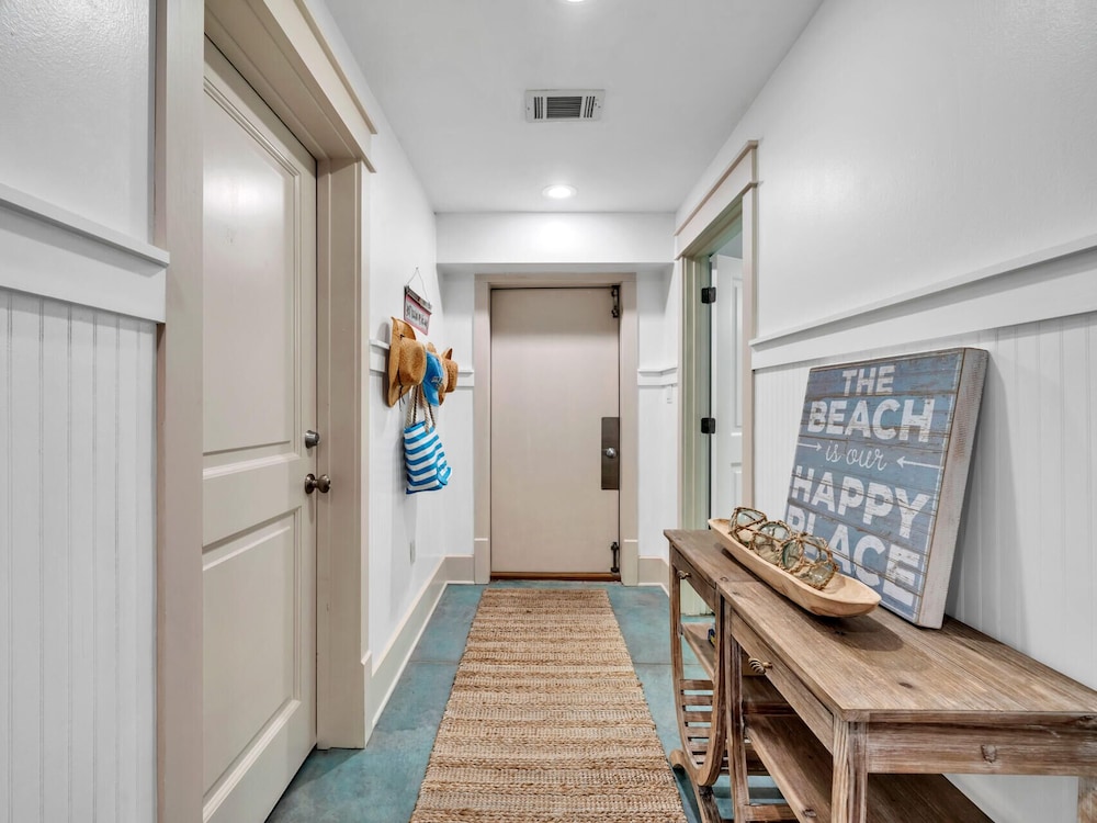 4BR Beachfront Home With Hot tub & Private Beach Access!
