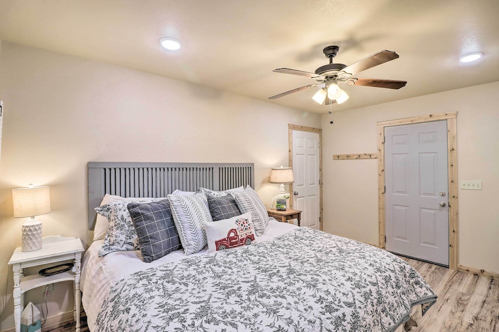 Charming Higden Cabin Near Greers Ferry Lake! view 5