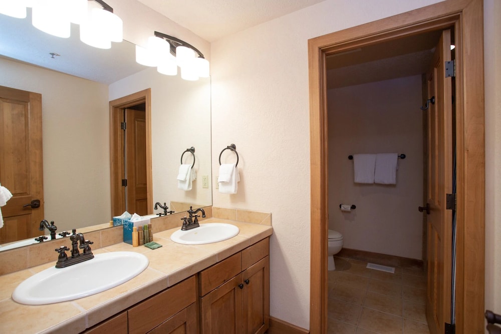 Sterling Lodge at Deer Valley Resort - Three Bedroom Condo with Hot Tub #108 3 Condo