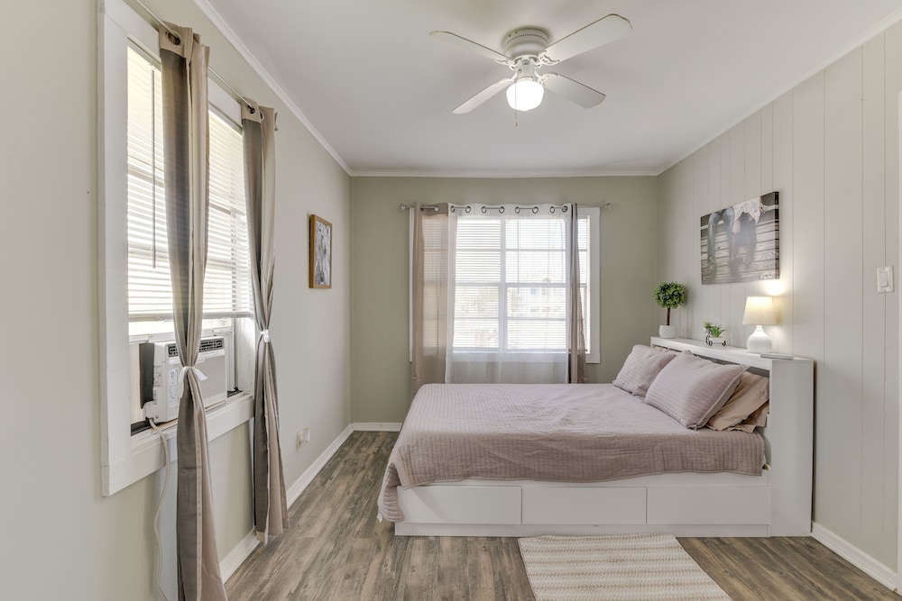 ~ 1 Mi to the Strand: Central Unit in Galveston!