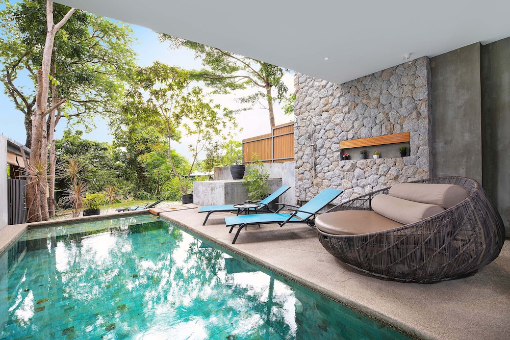 Avant-Garde 4BR Pool Villa Otero Kamala view 5
