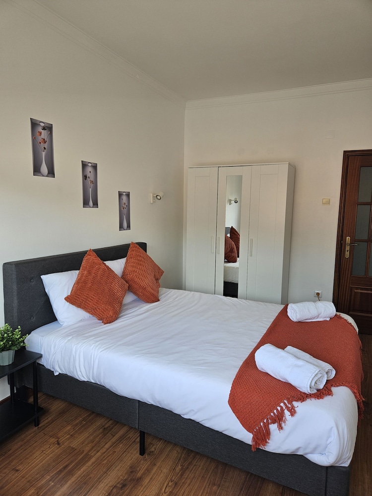 Light Spacious Almada Apartment