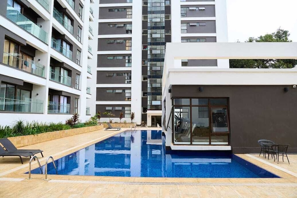 Lux Suites Astoria Apartments Lavington
