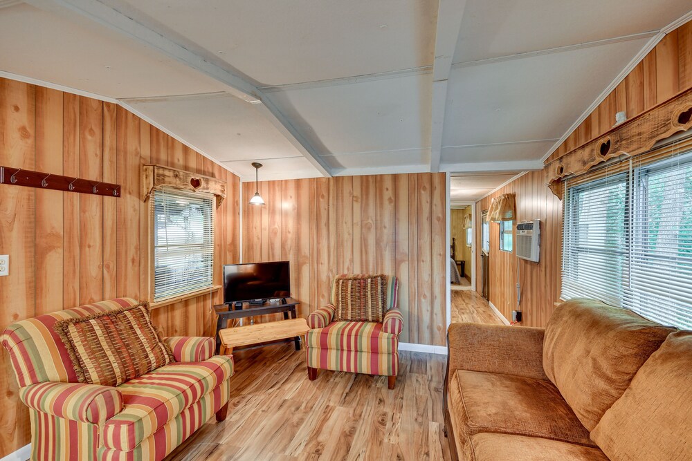 Eufaula Retreat: Community Pool & Screened Porch! view 5