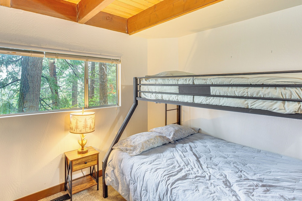 3 Mi to Lake Arrowhead Village: Pine-view Home!