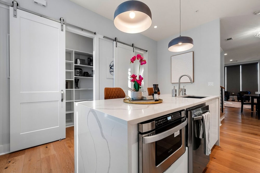 Luxurious Midtown Home Rooftop Views by Silverx