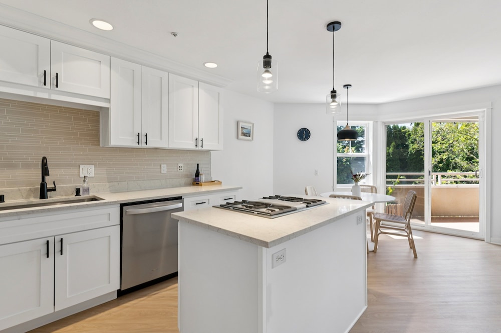 Walkable Seattle Gem Close To Everything 2 Bedroom Condo